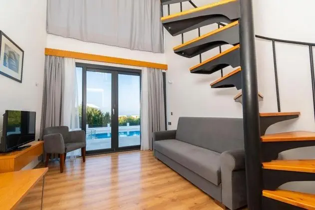 https://images.odamax.com/img/1024x768/odamax/image/upload/Bellapais_Oasis_Hotel_202502011200426_DSC_3159.JPG
