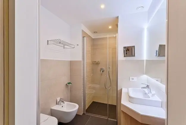 Comfort Tek Büyük veya İki Ayrı Yataklı Oda, Balkon, Göl Manzaralı