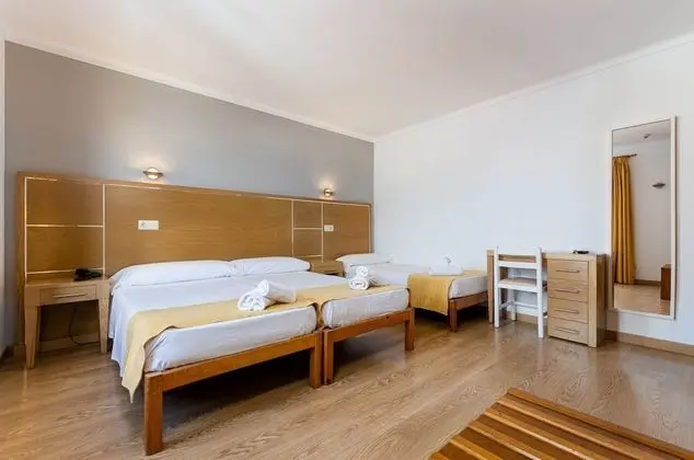 Üç Kişilik Oda, Balkon (with extra bed)