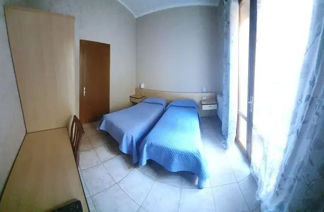 Basic Tek Büyük veya İki Ayrı Yataklı Oda