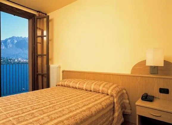 Tek Büyük veya İki Ayrı Yataklı Oda, Göl Manzaralı