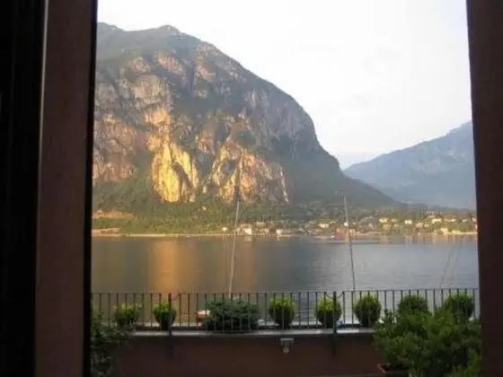 Tek Büyük veya İki Ayrı Yataklı Oda, Göl Manzaralı