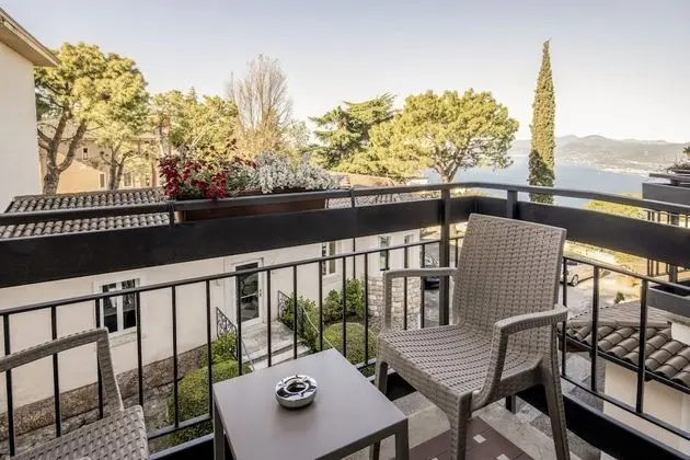 Comfort Tek Büyük veya İki Ayrı Yataklı Oda, Balkon, Kısmi Göl Manzaralı