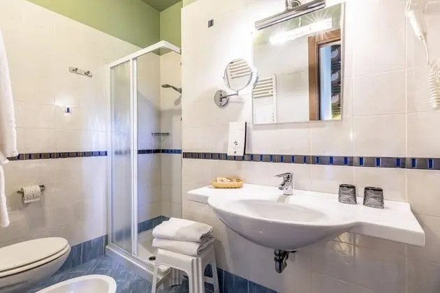 Comfort Tek Büyük veya İki Ayrı Yataklı Oda, Balkon, Kısmi Göl Manzaralı