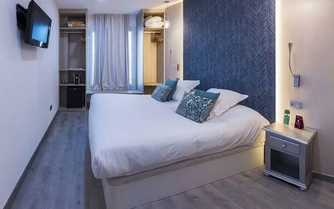 Junior Süit, 1 Büyük (Queen) Boy Yatak ve Çekyat