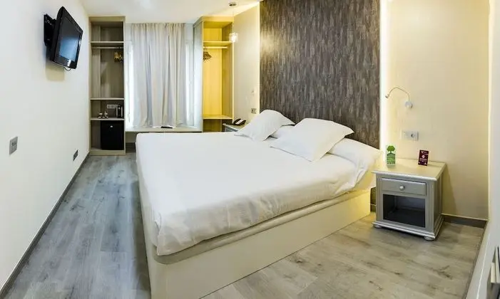 Junior Süit, 1 Büyük (Queen) Boy Yatak ve Çekyat