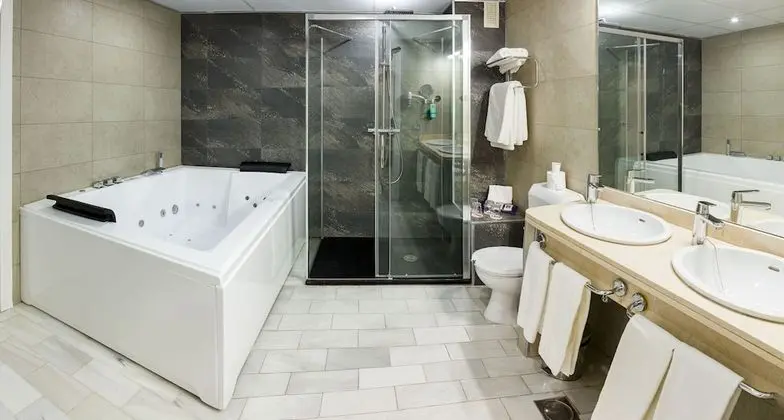 Junior Süit, 1 Büyük (Queen) Boy Yatak ve Çekyat