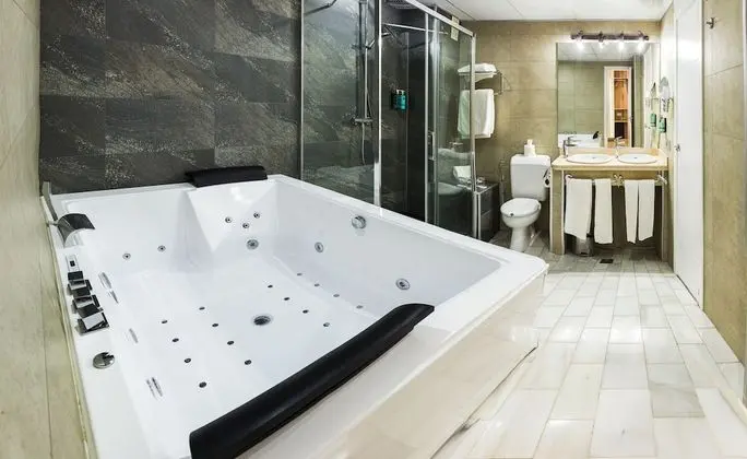 Junior Süit, 1 Büyük (Queen) Boy Yatak ve Çekyat