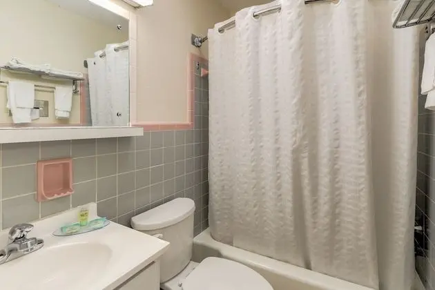 Single Queen Balcony Room