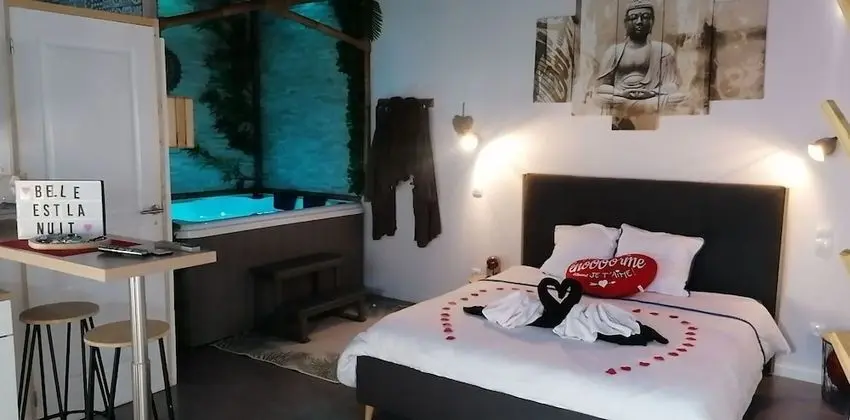 Romantic Süit, Sıcak Su Havuzu