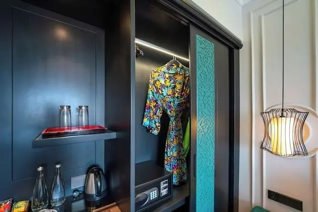 Senior Oda, Balkon, Havuz Manzaralı