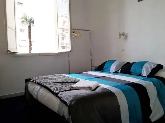 Standard Tek Büyük Yataklı Oda (with shower only)