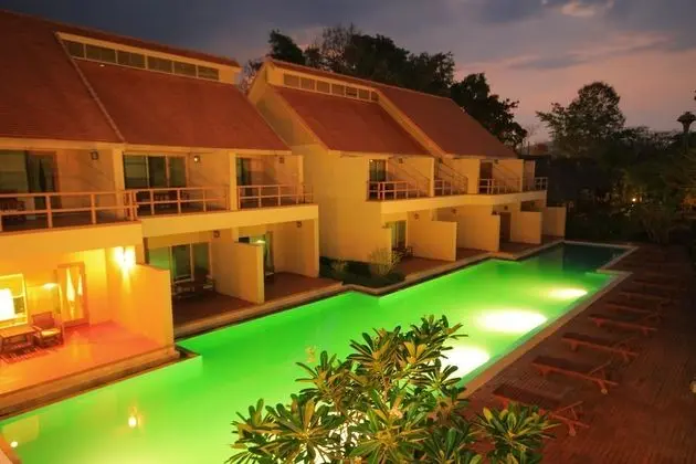 Deluxe Pool Access
