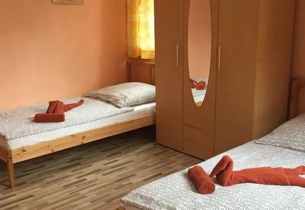 İki Ayrı Yataklı Oda, Ortak Banyo
