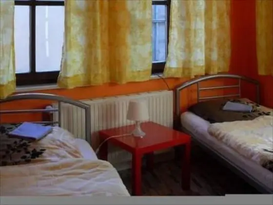 İki Ayrı Yataklı Oda, Ortak Banyo