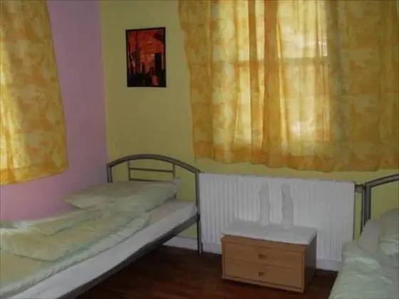 İki Ayrı Yataklı Oda, Ortak Banyo