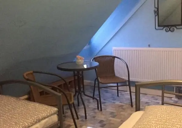 İki Ayrı Yataklı Oda, Ortak Banyo