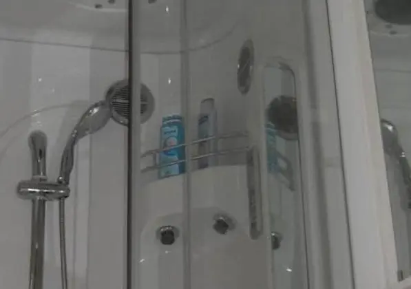 İki Ayrı Yataklı Oda, Ortak Banyo
