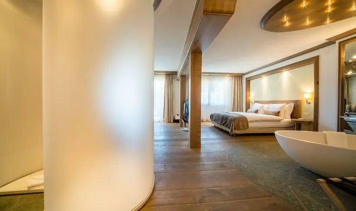 Junior Süit, Balkon