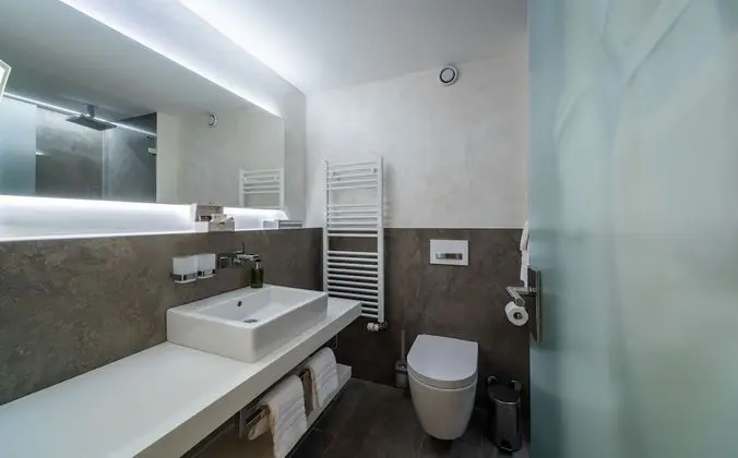 Junior Süit, Balkon