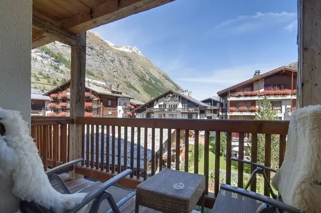 Junior Süit, Balkon