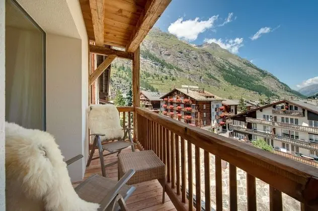 Junior Süit, Balkon