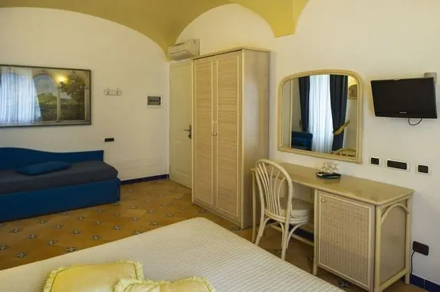 Standard Üç Kişilik Oda (No sea view)