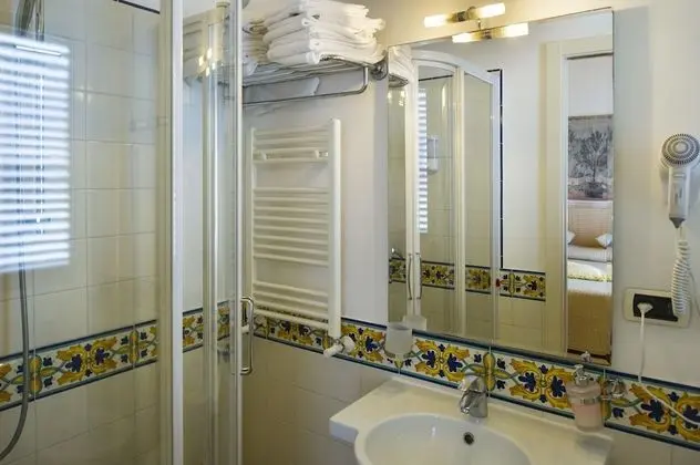 Standard Üç Kişilik Oda (No sea view)