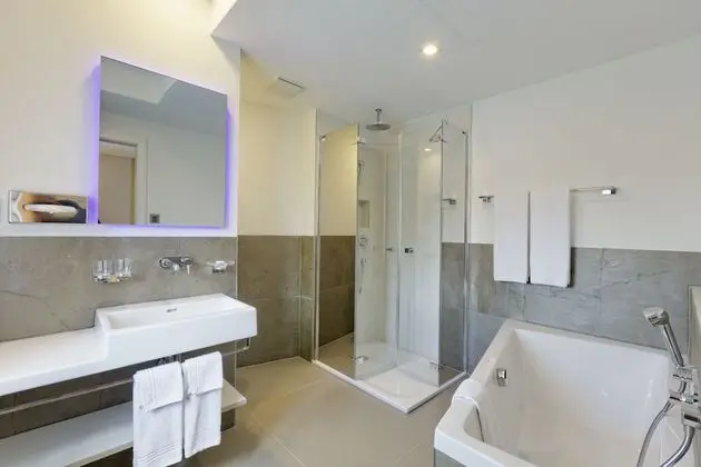 Boutique Double Bathtub - River View