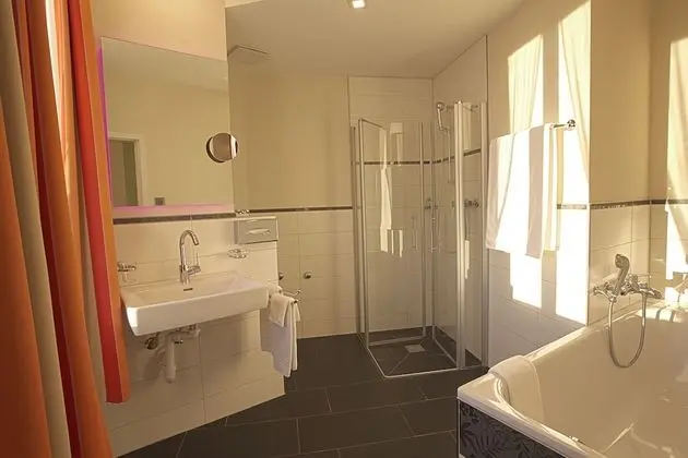 Boutique Double Bathtub - River View