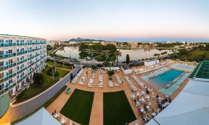 Superior Tek Büyük Yataklı Oda, Havuz Manzaralı (2 Adults + 1 Child)