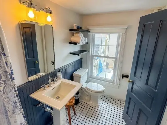 Deluxe Rooms # 4,6,8,10,11,19 (1 King Bed)