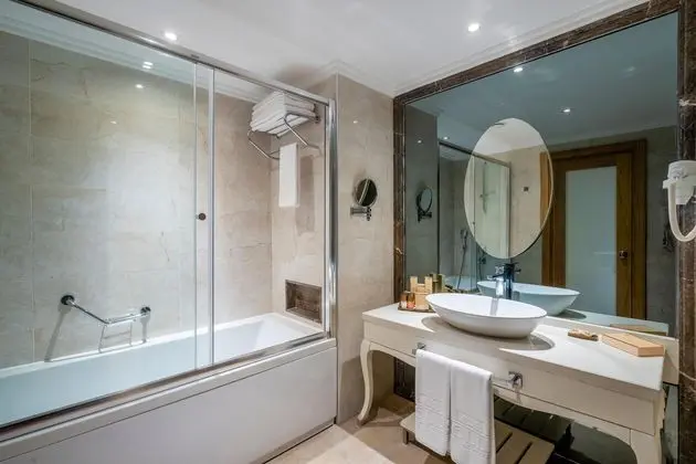 https://images.etstur.com/imgproxy/resize/2560x1440/files/images/hotelImages/etsrooms/228/Bellis_Deluxe_Hotel_20260604113843_0.jpg