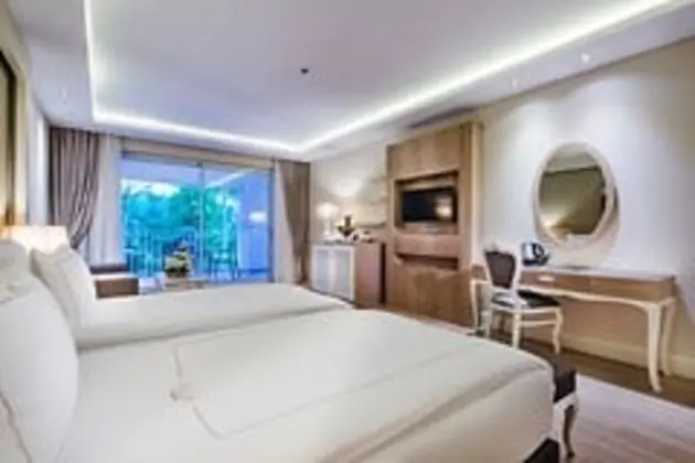 Jasmine Aile Göl Evi Havuz Manzaralı