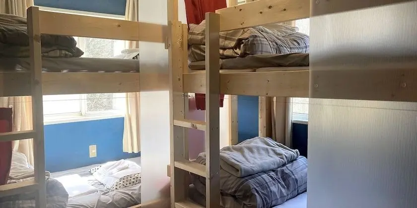 Ortak Ranzalı Oda, Karma Ranzalı Oda, Sigara İçilmez (lower bed)