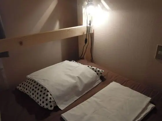 Ortak Ranzalı Oda, Sadece kadınlar için, Sigara İçilmez (upper bed)