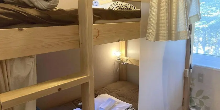 Ortak Ranzalı Oda, Sadece kadınlar için, Sigara İçilmez (upper bed)
