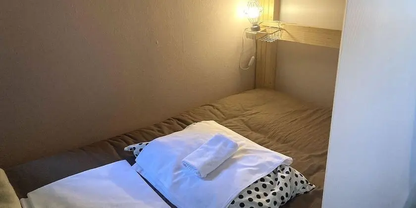 Ortak Ranzalı Oda, Sadece kadınlar için, Sigara İçilmez (upper bed)