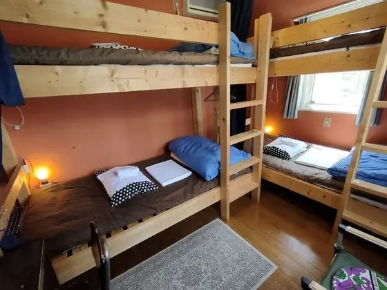 Ortak Ranzalı Oda, Sadece kadınlar için, Sigara İçilmez (upper bed)