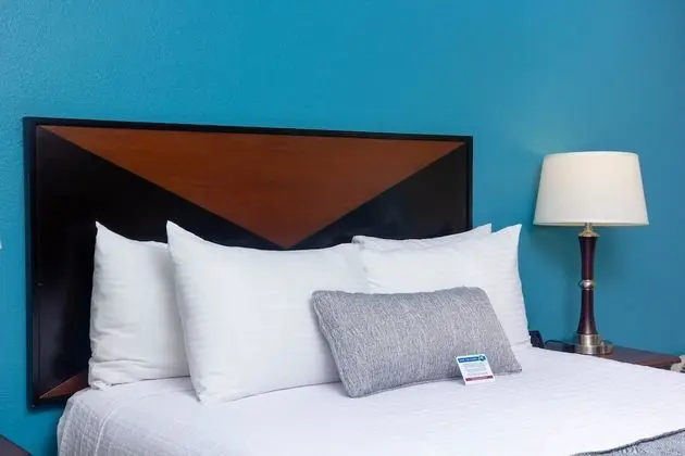 Queen Guestroom