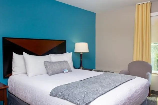 Queen Guestroom