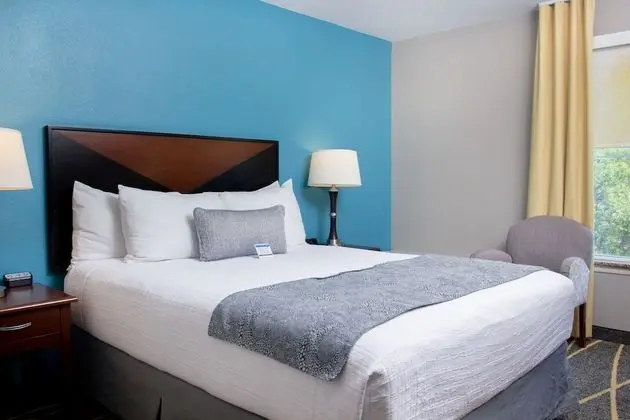 Queen Guestroom