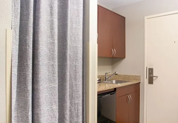 Queen Guestroom