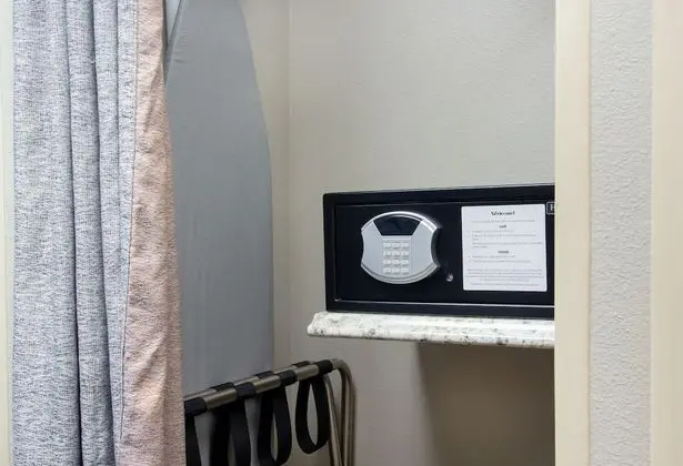Queen Guestroom