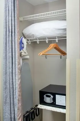 Queen Guestroom