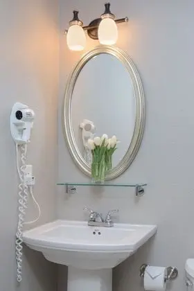 Queen Guestroom
