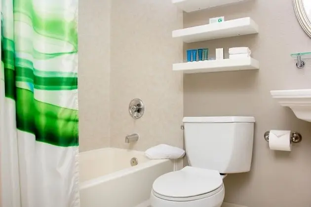 Queen Guestroom