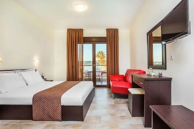 Comfort İki Ayrı Yataklı Oda, 1 Çift Kişilik Yatak ve Çekyat, Kısmi Deniz Manzaralı