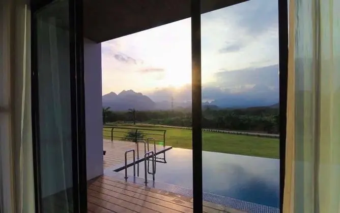 Deluxe Pool Access