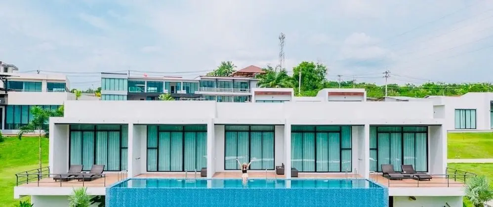 Deluxe Pool Access